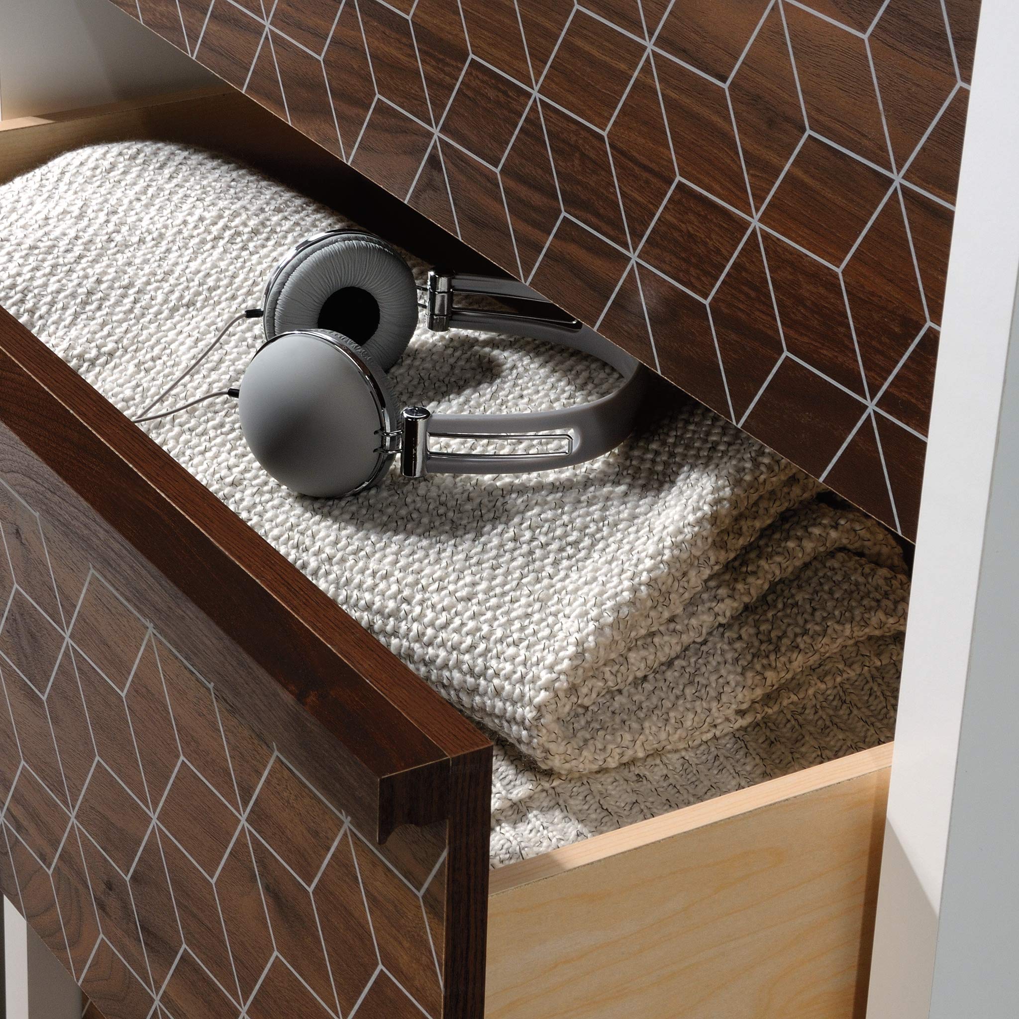 Sauder Harvey Park Dresser, L: 31.102" x W: 17.48 H:46.811", Soft White Finish - Image 9